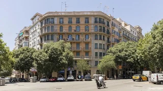 Угловая квартира с 3 спальнями в Барселоне, Эшампле